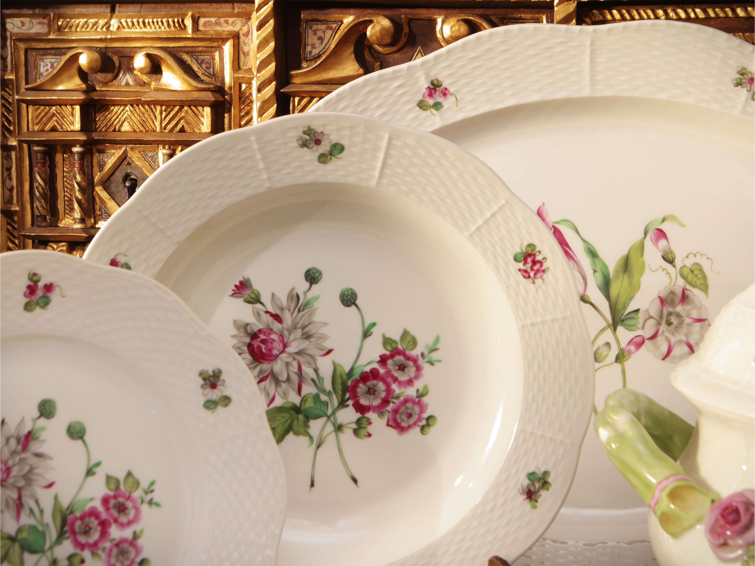 Servizio di Piatti in Porcellana, Decoro Bouquet De Rose Gould, Herend