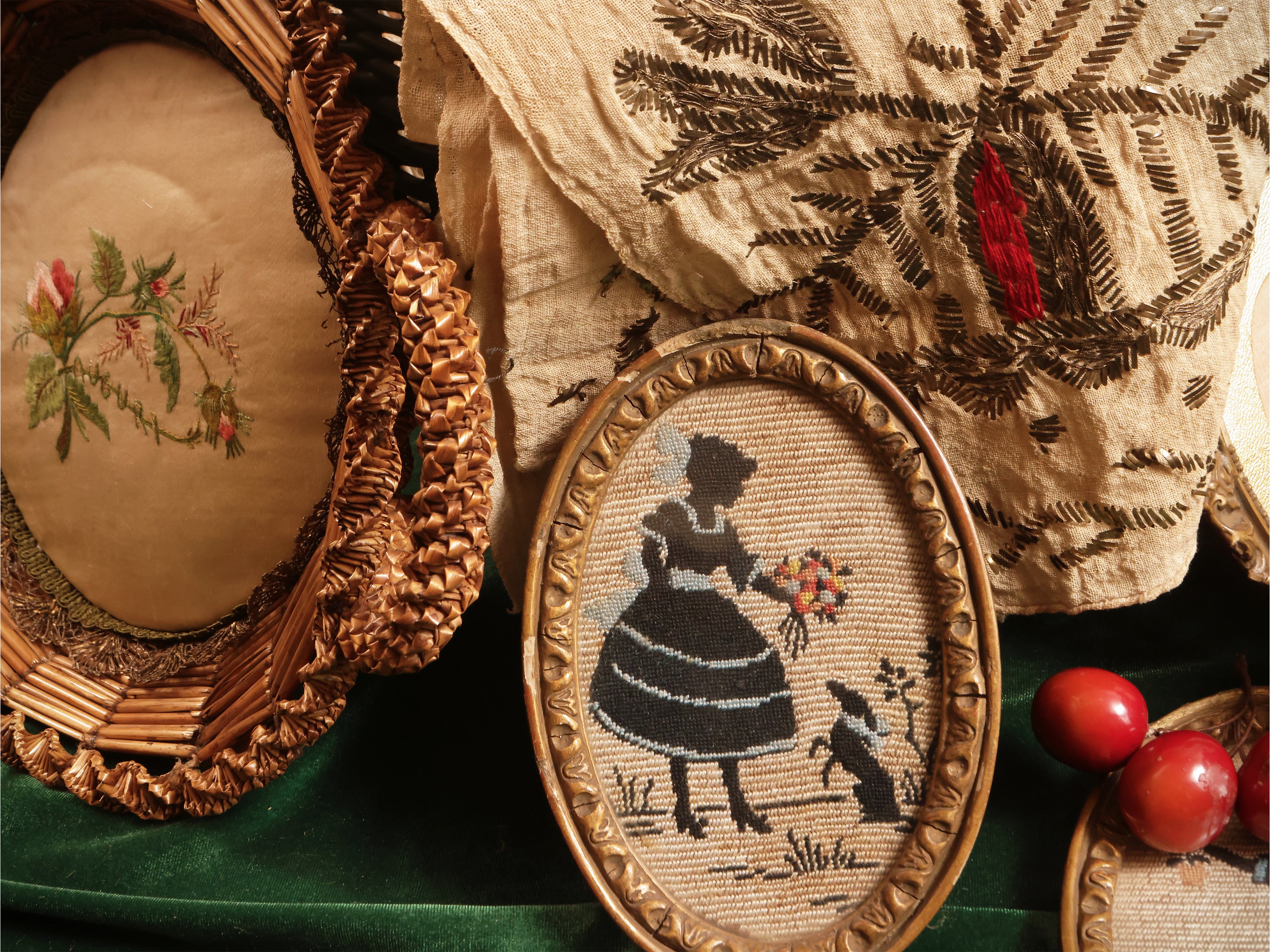 Cestino di curiosità d'epoca