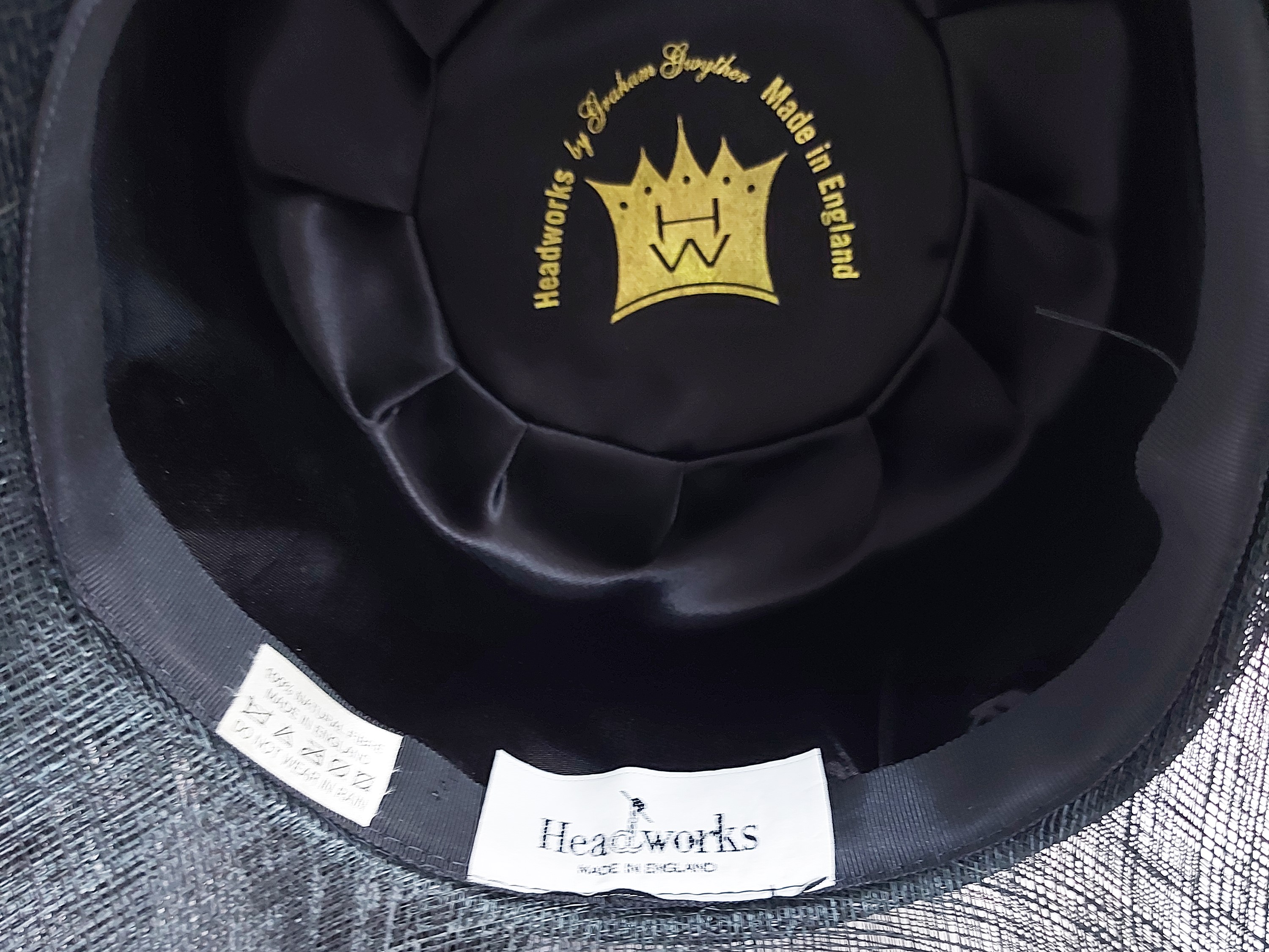 Cappello da cerimonia in panno nero e paglia