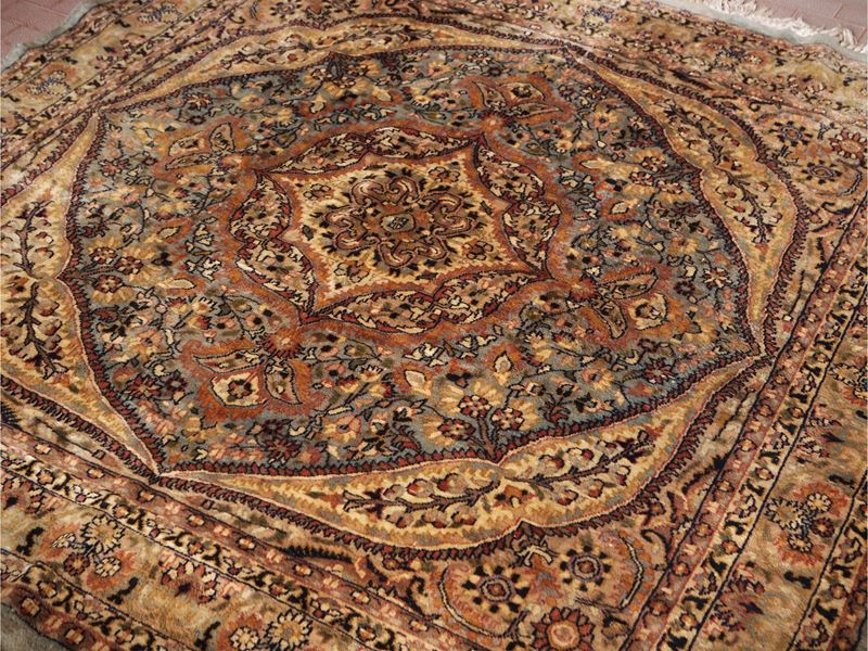 Tappeto persiano in lana e seta, con medaglione centrale e motivo floreale
