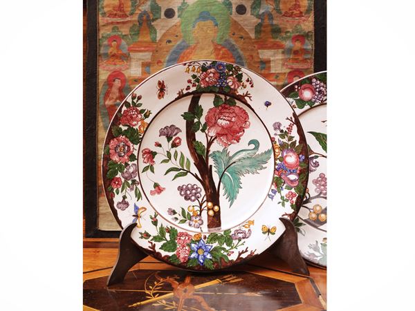 Coppia di piatti da parata in ceramica