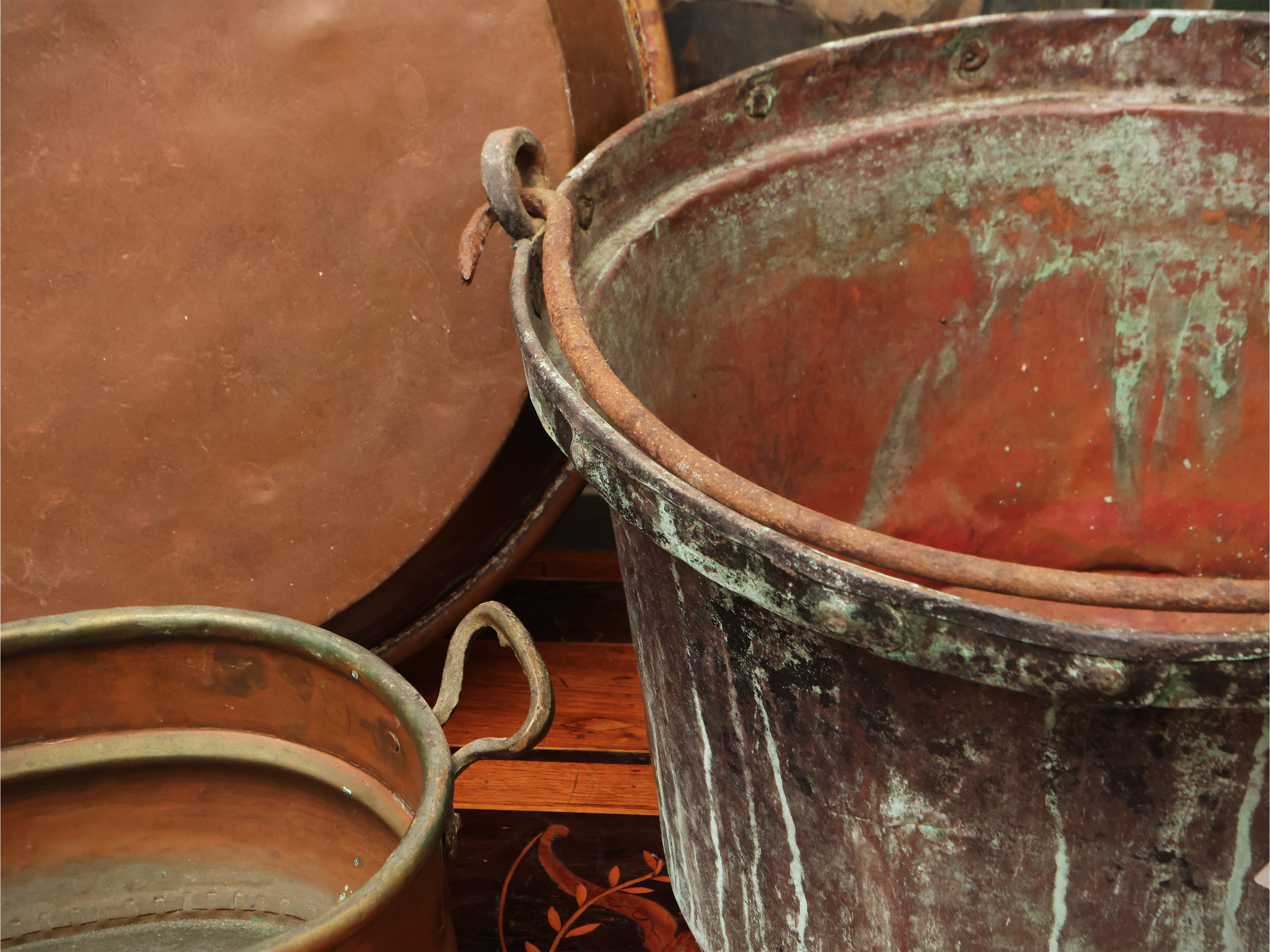 Tre Complementi di Arredo Rustici in Rame
