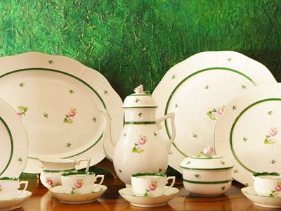 Herend, Servizio di piatti in porcellana Vienna Rose, composto da 24 piatti piani, 12 piatti fond...