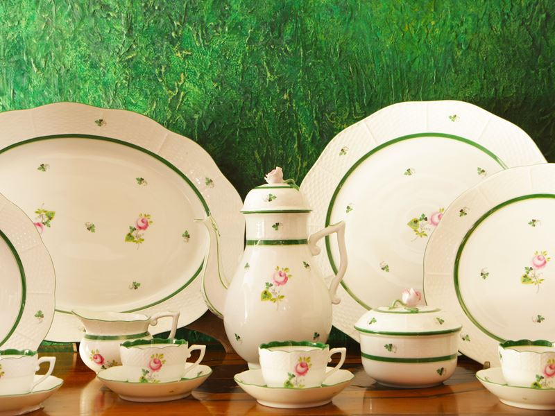 Servizio di piatti in porcellana, decoro Vienna Rose, Herend, composto da 24 piatti piani, 12 pia...