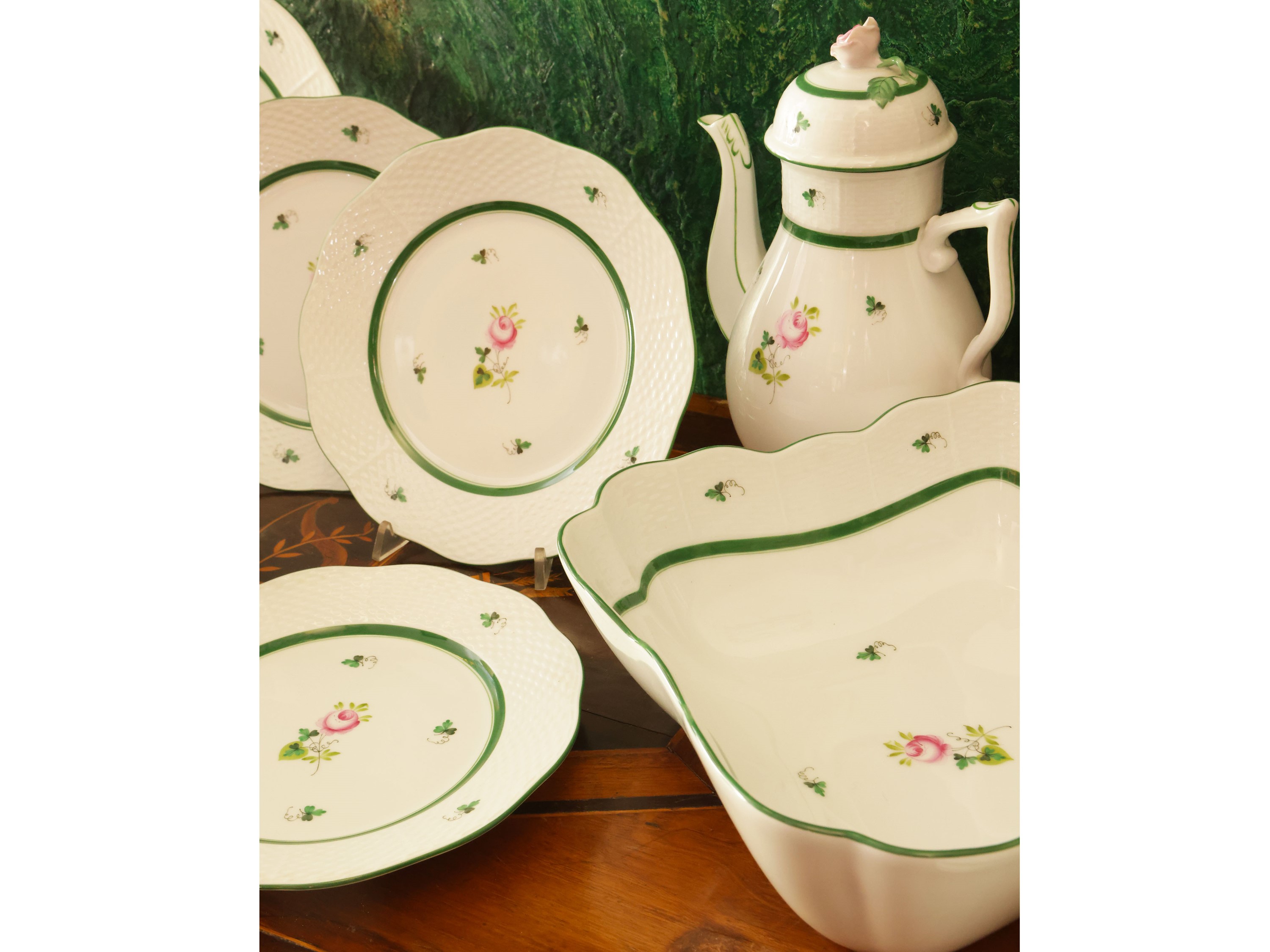 Servizio di piatti in porcellana, decoro Vienna Rose, Herend, composto da 24 piatti piani, 12 pia...