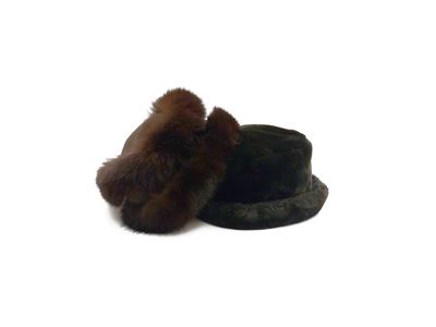 Tre cappelli in pelliccia, bordura in volpe, astrakan e castoro