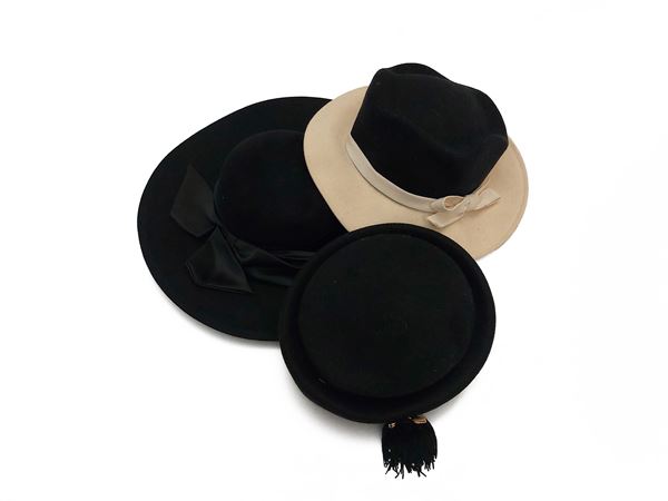 Three black cloth hats  - Auction Vintagemania - Maison Bibelot - Casa d'Aste Firenze - Milano