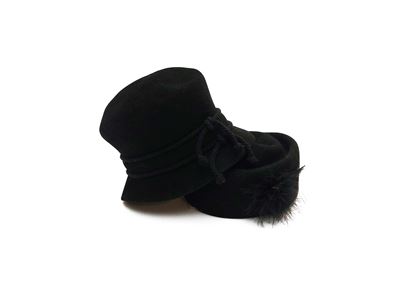 Tre cappelli in panno nero e velluto rosa