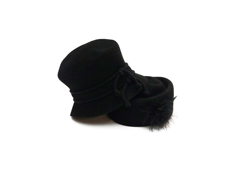 Tre cappelli in panno nero e velluto rosa
