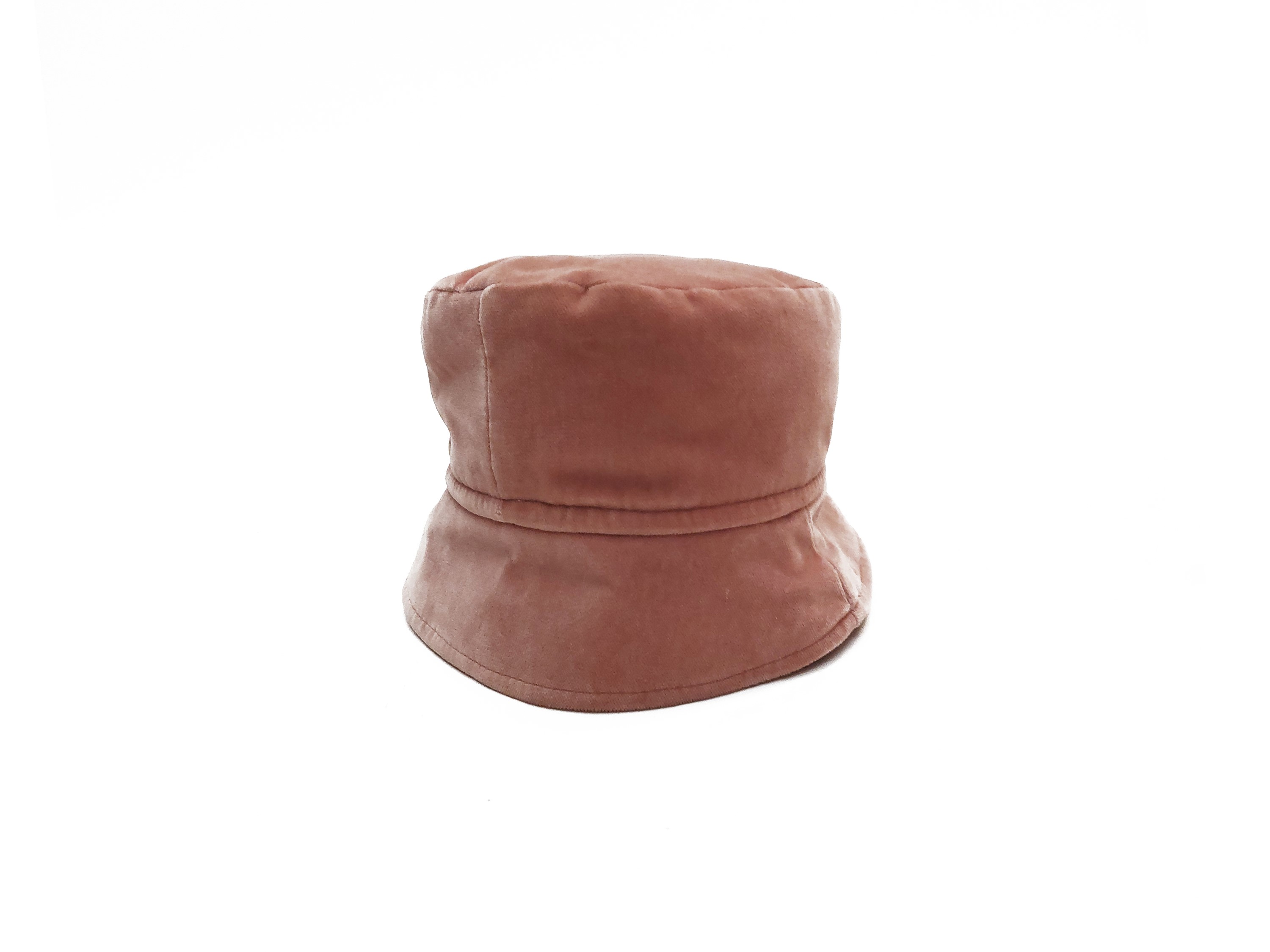 Tre cappelli in panno nero e velluto rosa