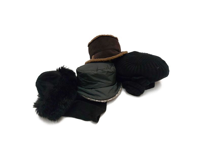 Lotto di cappelli sportivi in shearling e cashmere