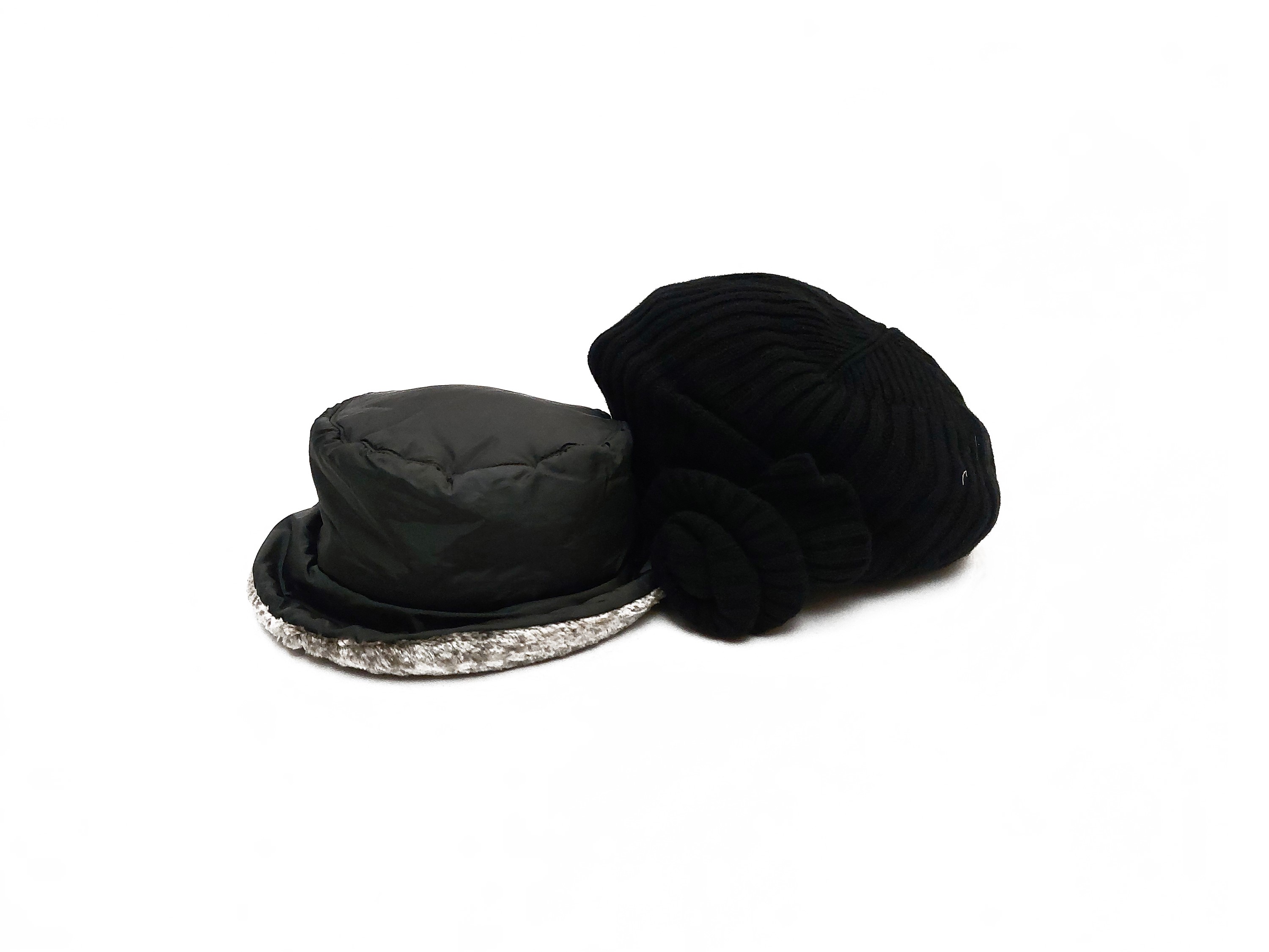 Lotto di cappelli sportivi in shearling e cashmere