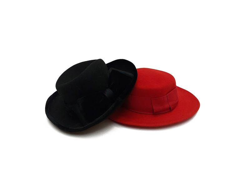 Lotto di quattro cappelli in panno e velluto