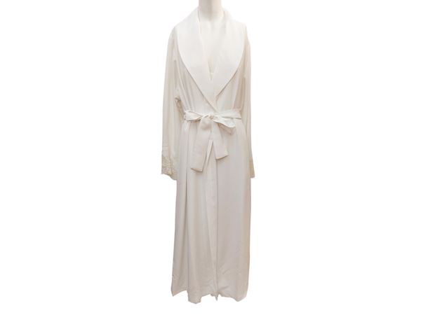 Lingerie, composé in white silk