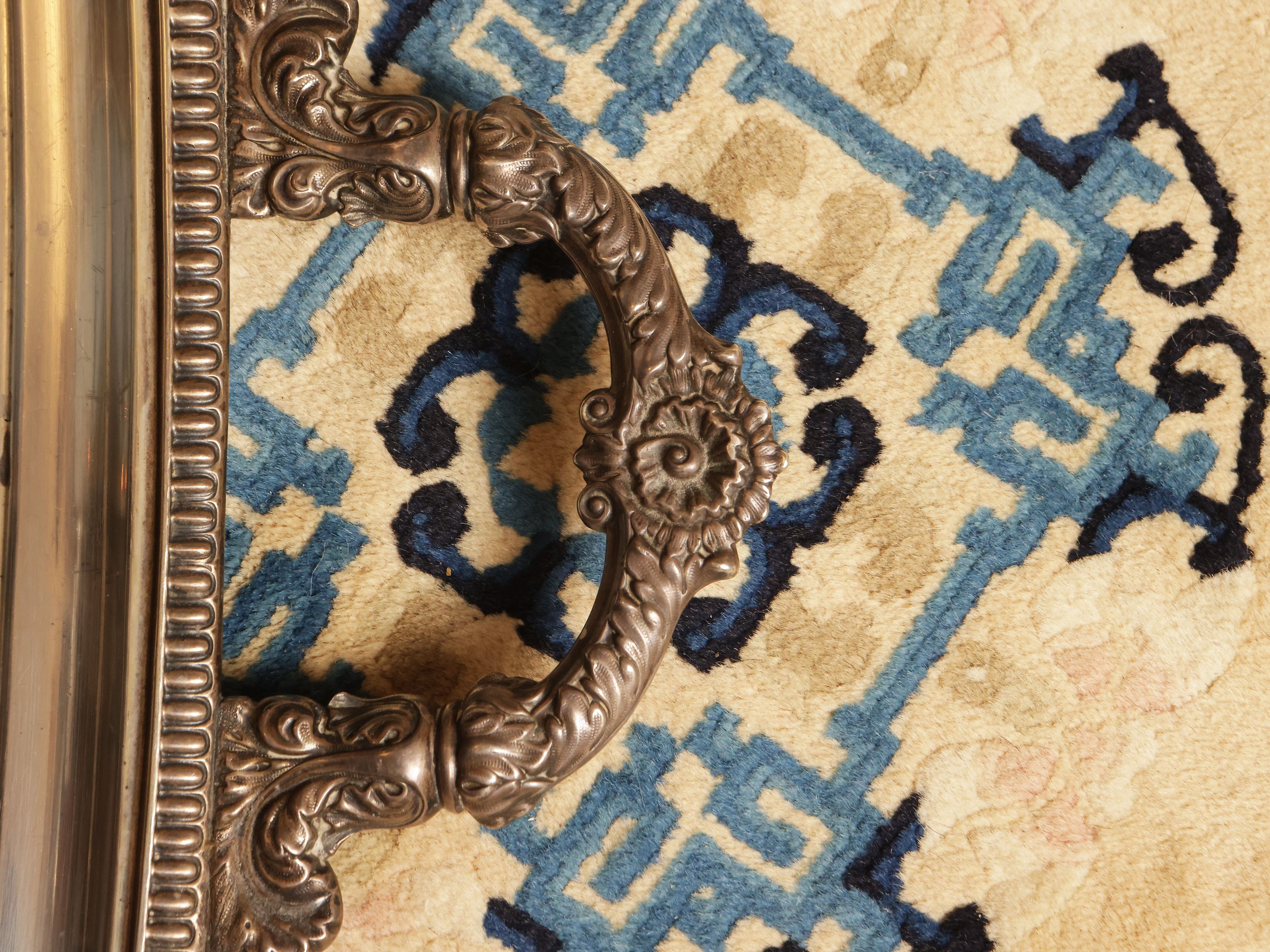 Importante vassoio a guantiera in argento, Walker & Hall