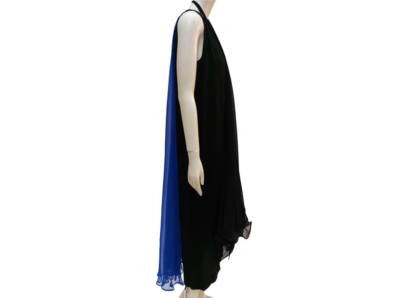 Abito midi a tunica in seta nera con inserto in chiffon blu elettrico e sciarpa coordinata
