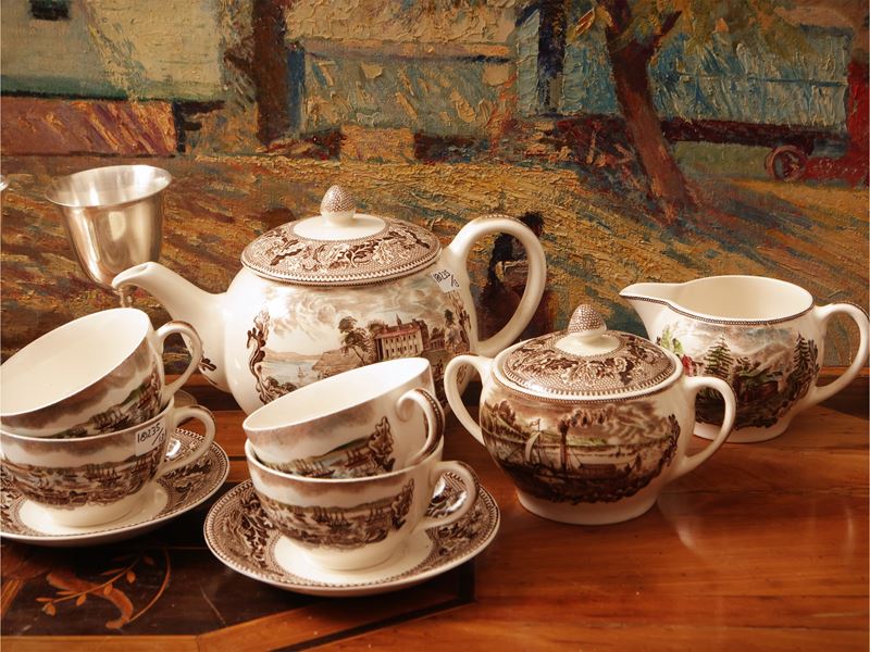 Servizio da tè in terraglia inglese, composto da teiera, lattiera, zuccheriera e dieci tazze con ...