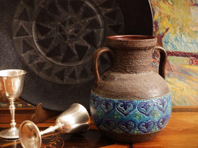 Due accessori in terracotta smaltata