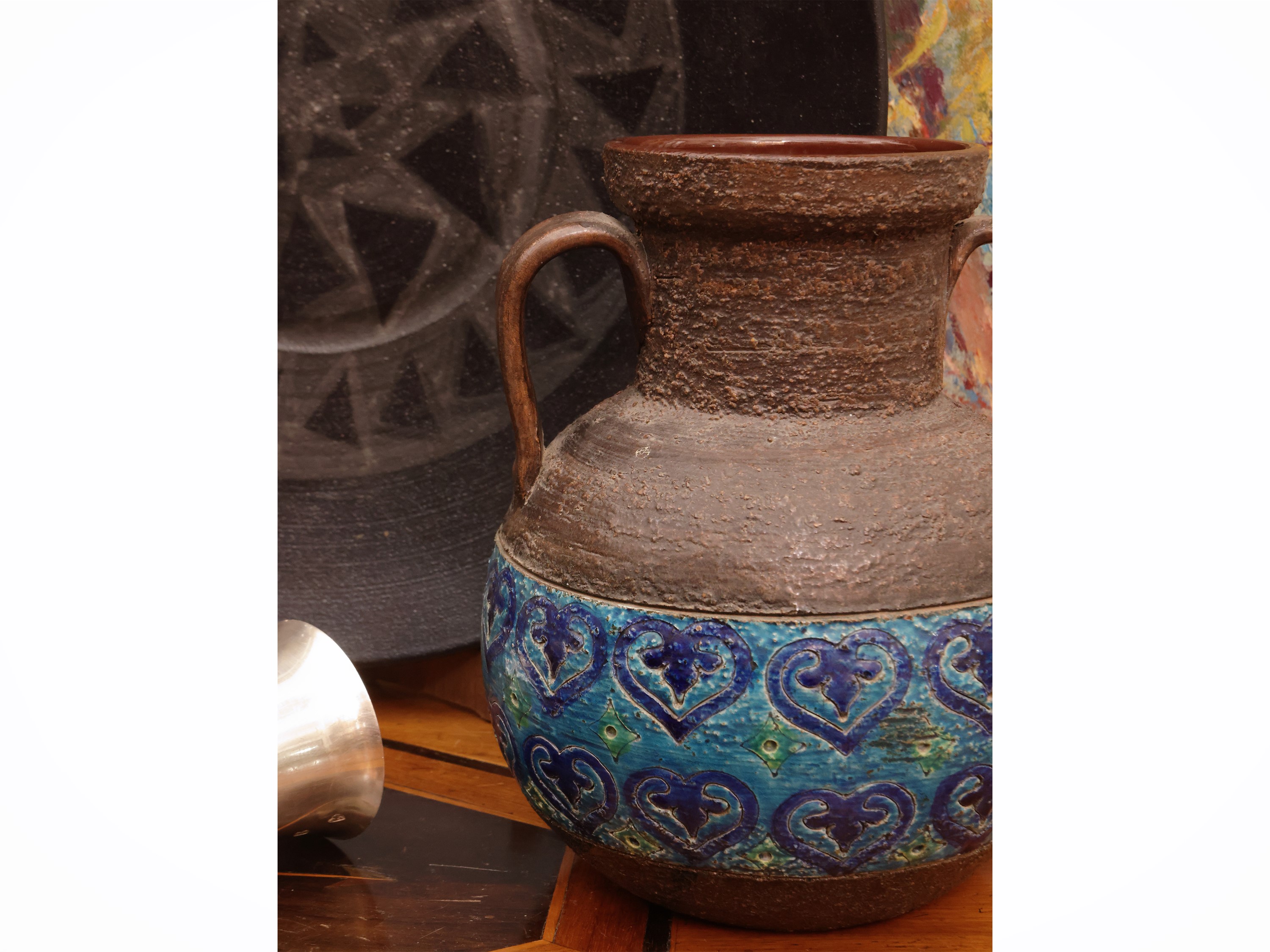 Due accessori in terracotta smaltata