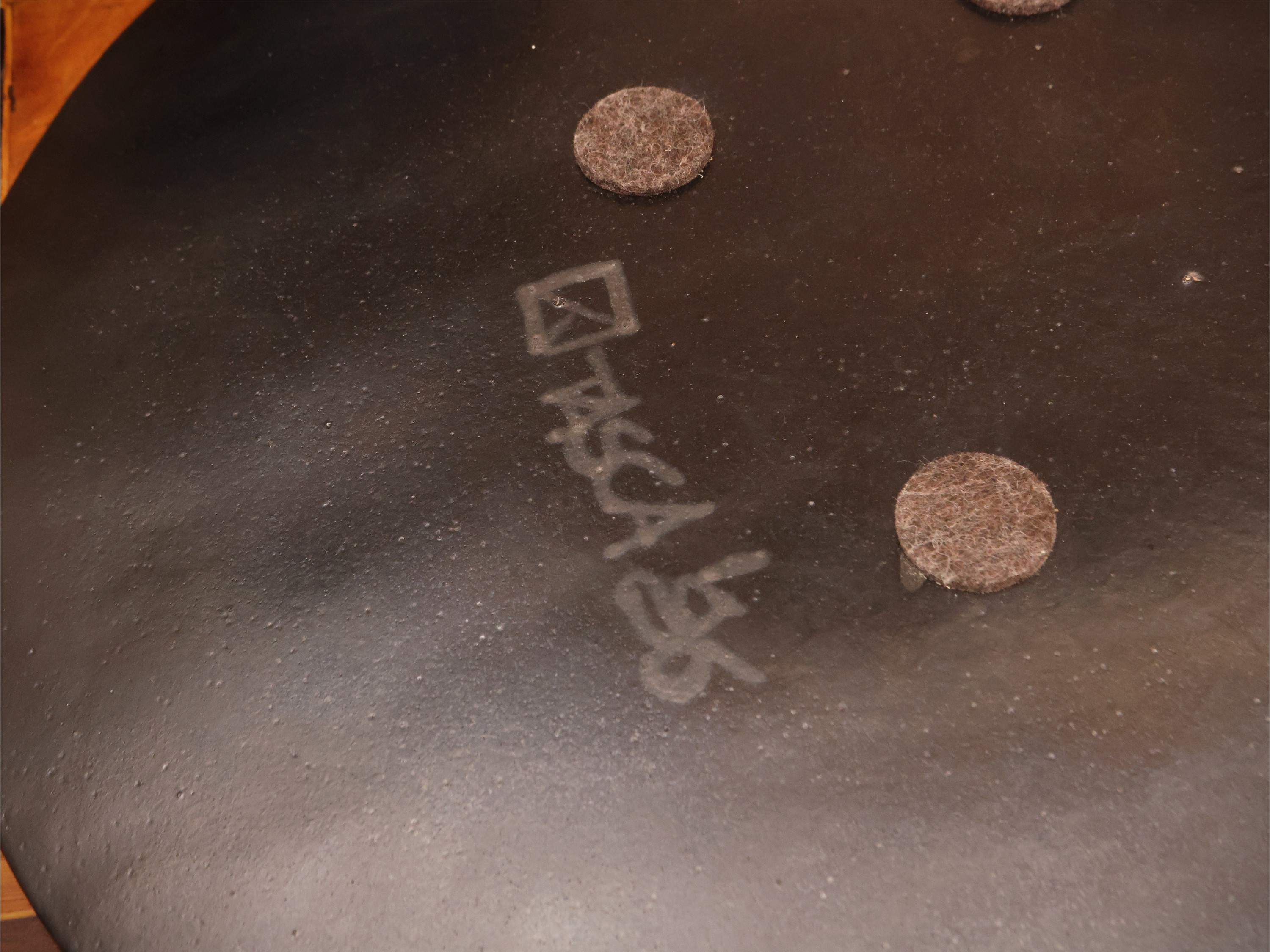 Due accessori in terracotta smaltata