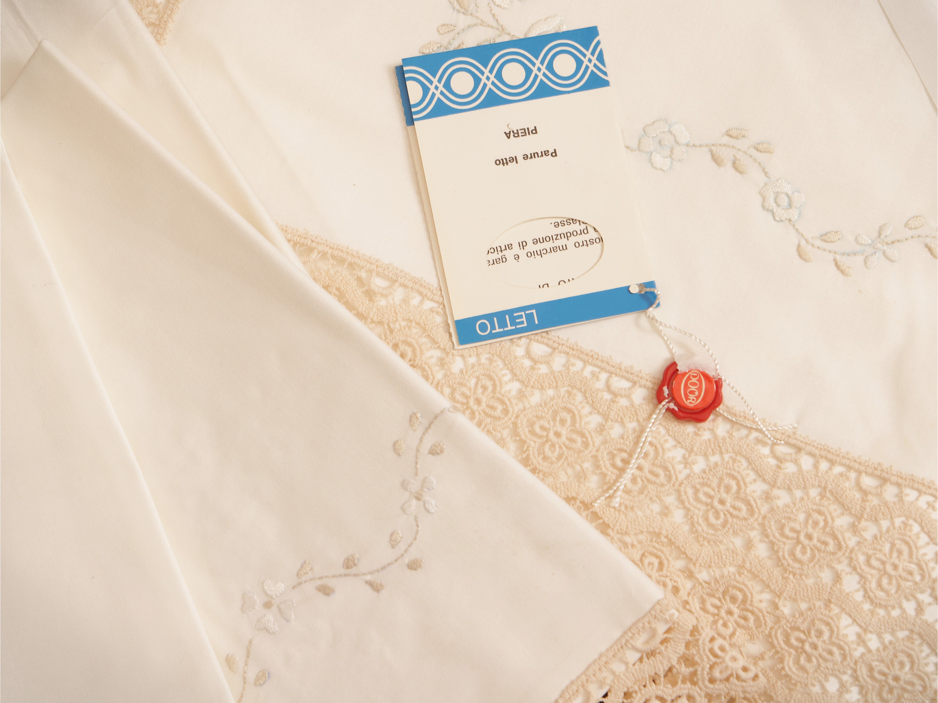 Completo letto matrimoniale in cotone bianco, ricamato a punto pieno