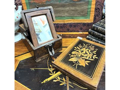 Fine XIX secolo, Co fanetto da toilette con specchio intarsiato e accessori da barba