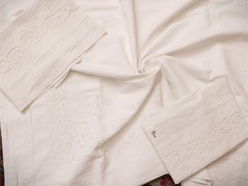 Set di due lenzuola matrimoniali in lino bianco con ricami e pizzo
