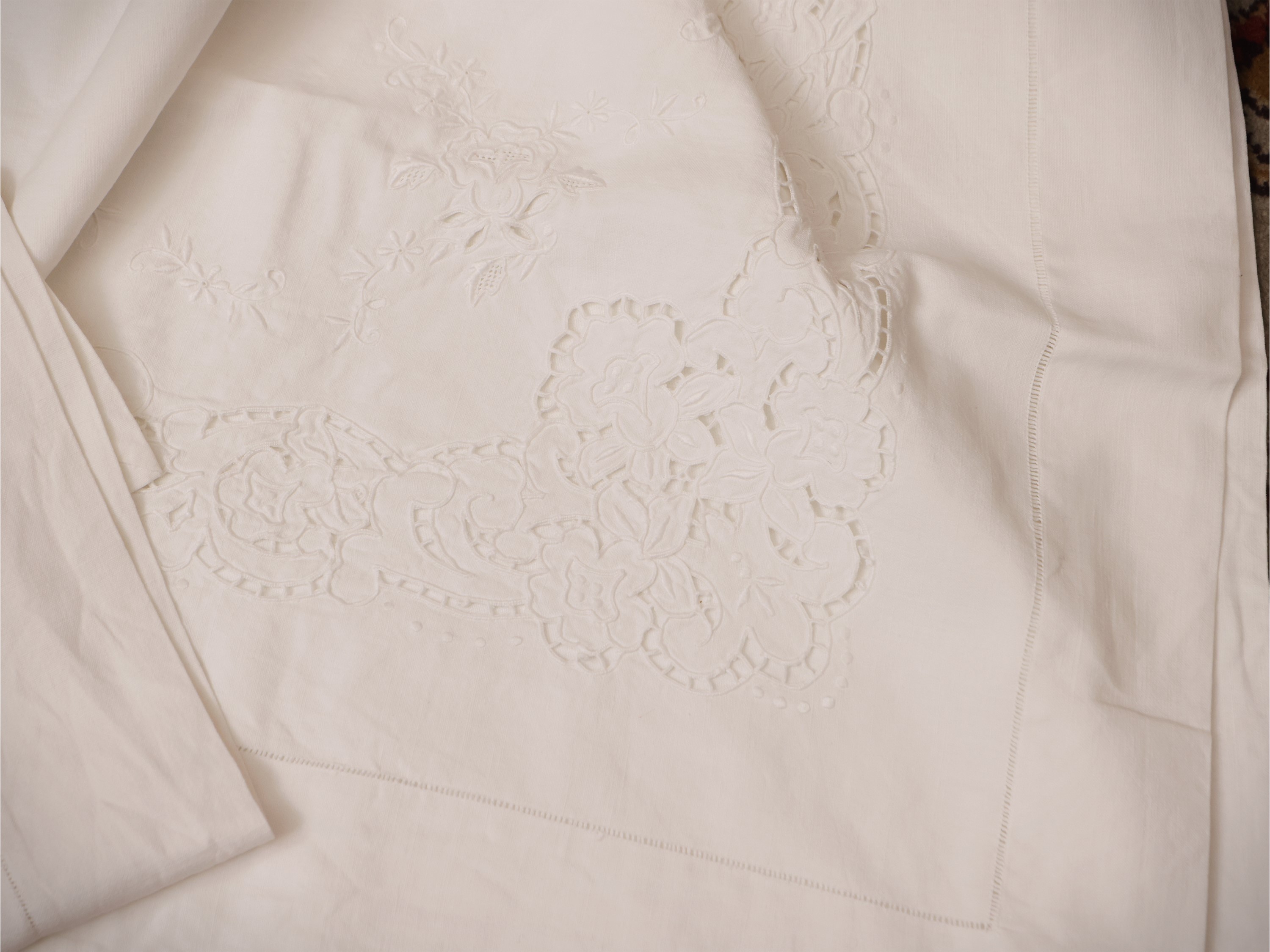 Set di due lenzuola matrimoniali in lino bianco con ricami e pizzo
