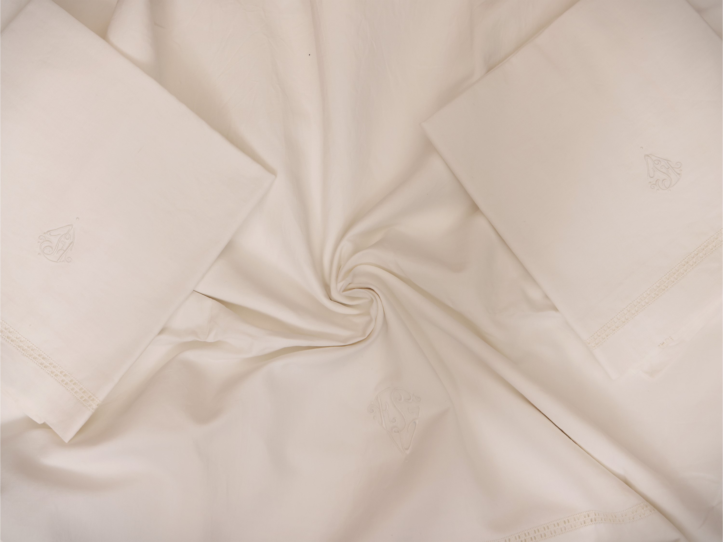 Set di due lenzuola matrimoniali in lino bianco con ricami e pizzo