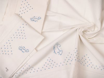 Set di lenzuola matrimoniali in lino bianco, ricamo a punto pieno con monogramma e perlinatura