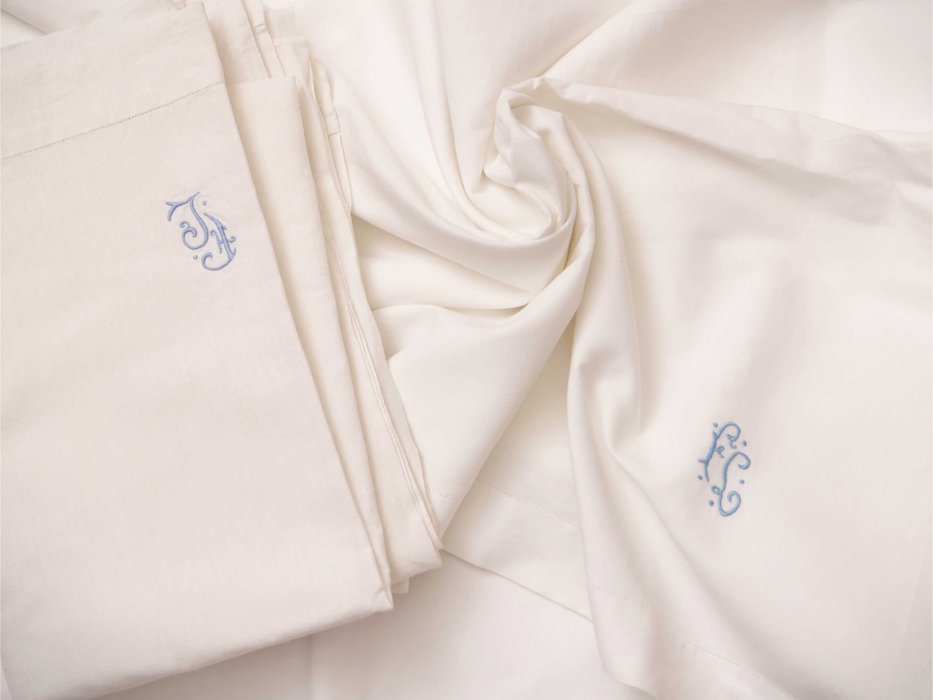 Set di lenzuola matrimoniali in lino bianco ricamato con monogramma
