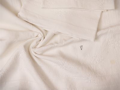 Due lenzuola matrimoniali in lino bianco con ricami floreali e inserti in filet