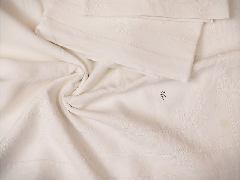 Due lenzuola matrimoniali in lino bianco con ricami floreali e inserti in filet