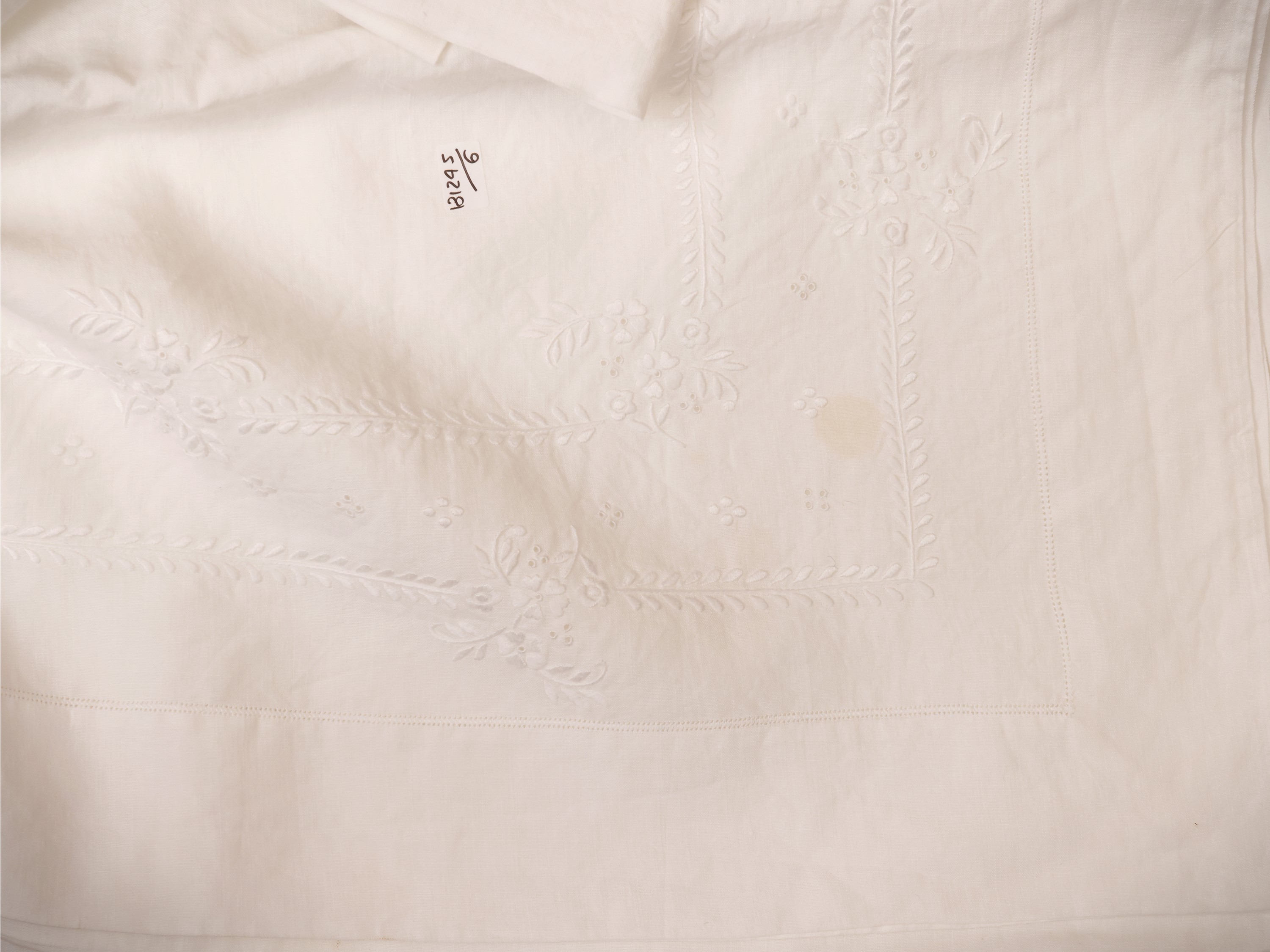 Due lenzuola matrimoniali in lino bianco con ricami floreali e inserti in filet