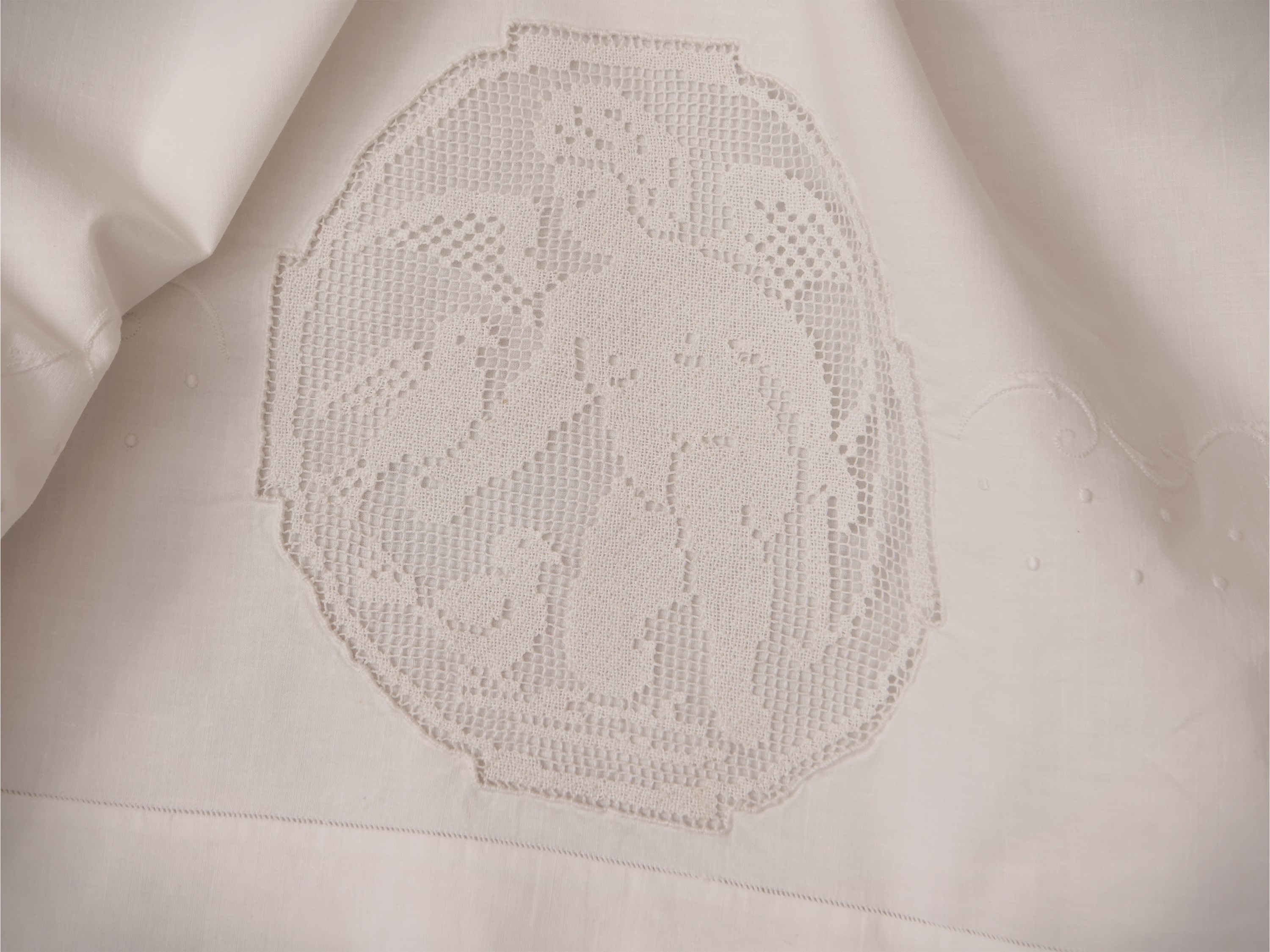 Due lenzuola matrimoniali in lino bianco con ricami floreali e inserti in filet