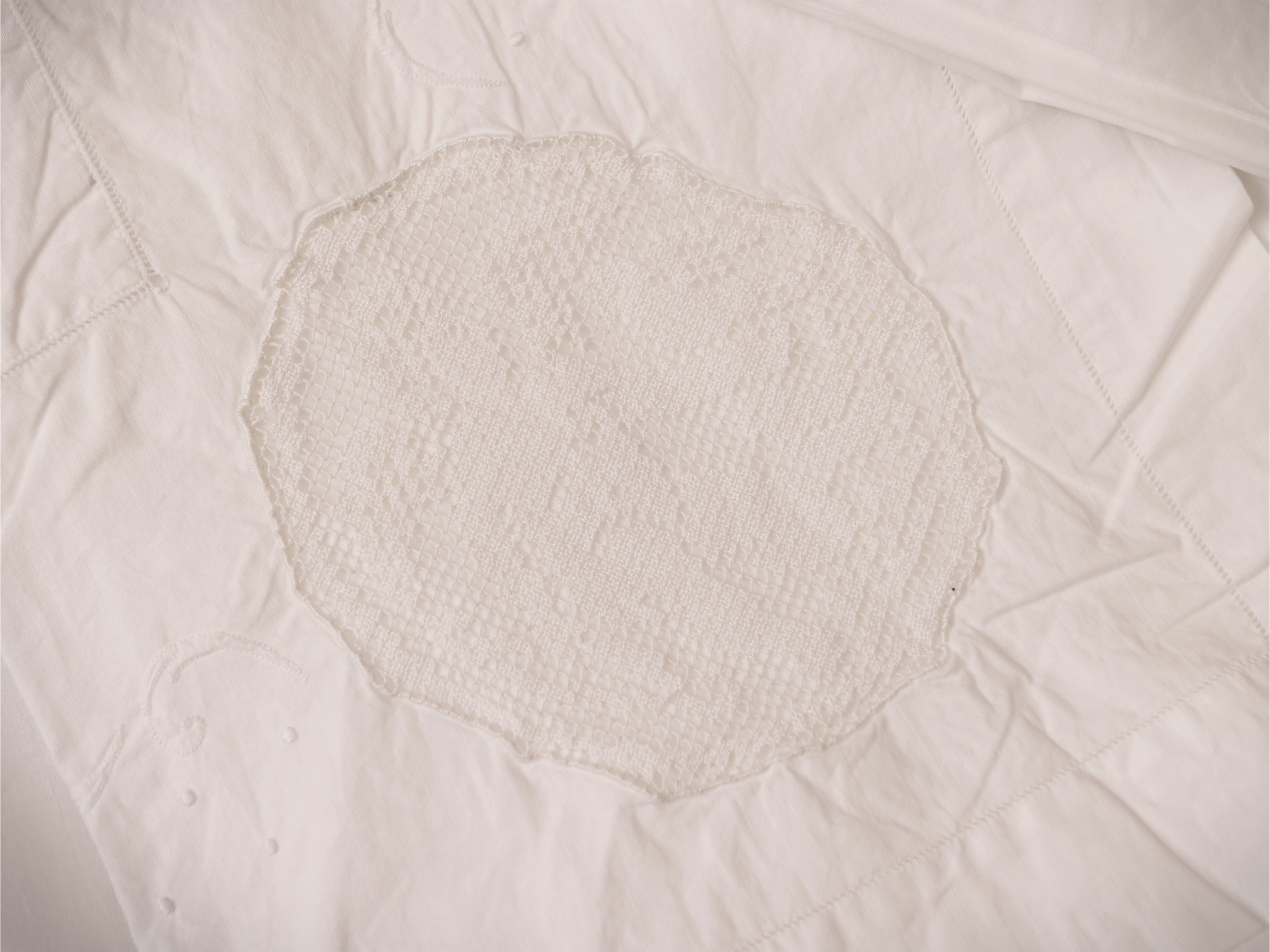 Due lenzuola matrimoniali in lino bianco con ricami floreali e inserti in filet