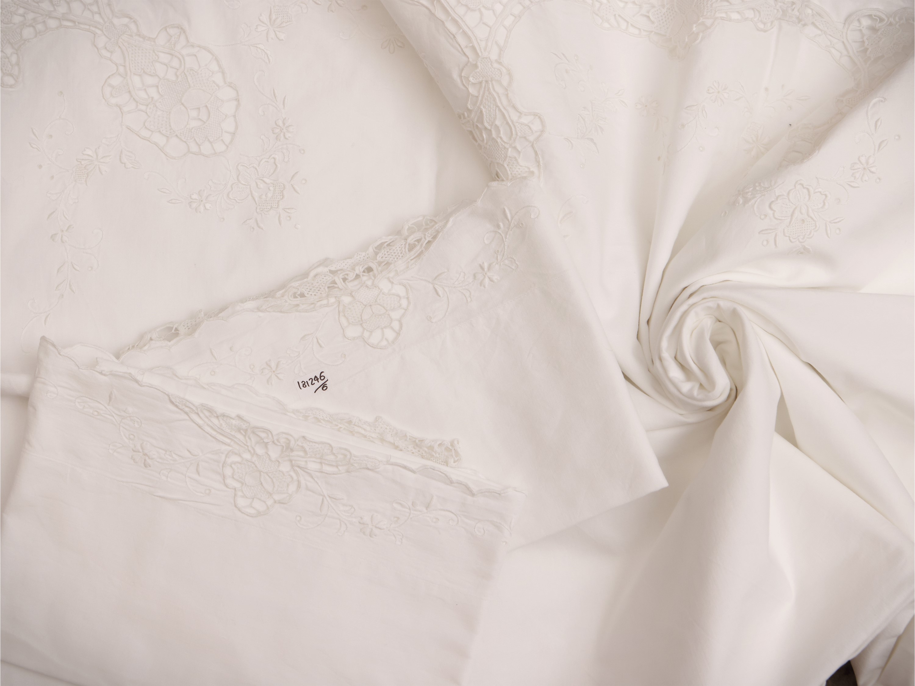 Due lenzuola matrimoniali in lino bianco con ricami e inserti in pizzo