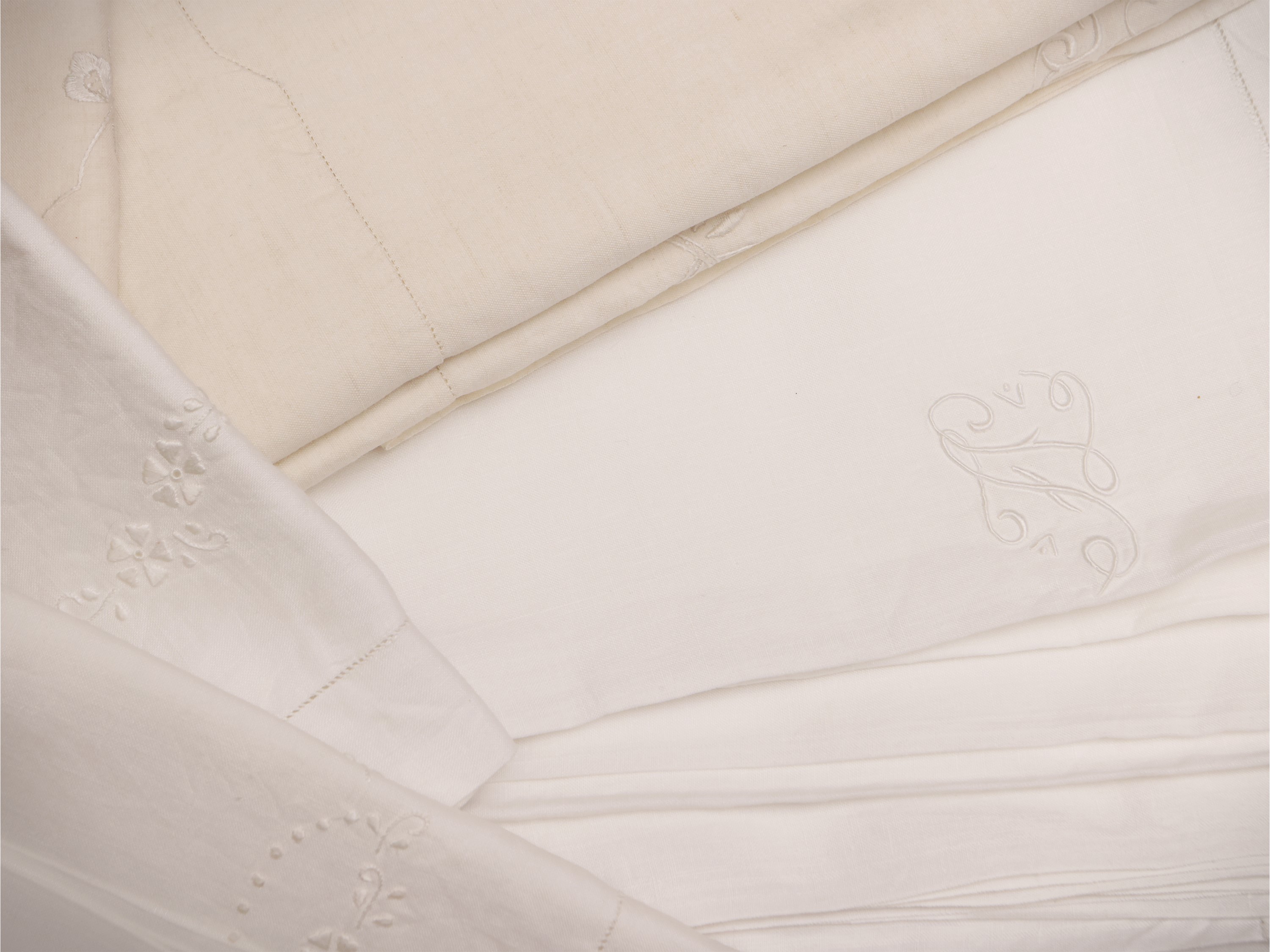 Due lenzuola matrimoniali in lino con ricami floreali e monogramma