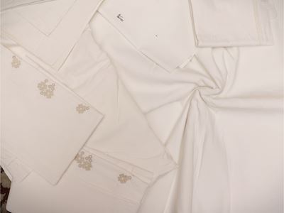 Due lenzuola matrimoniali in lino, ricamate con monogramma e fiori color ecrù