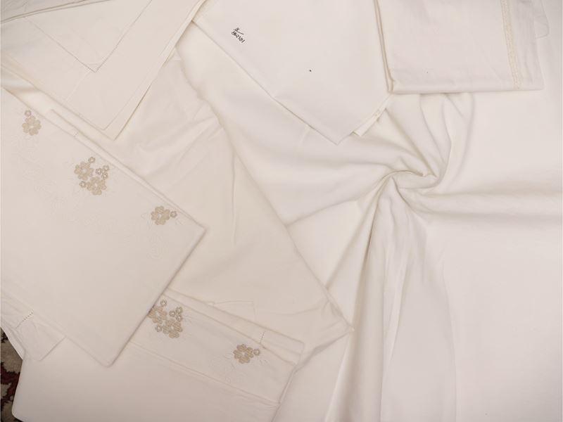 Due lenzuola matrimoniali in lino, ricamate con monogramma e fiori color ecrù