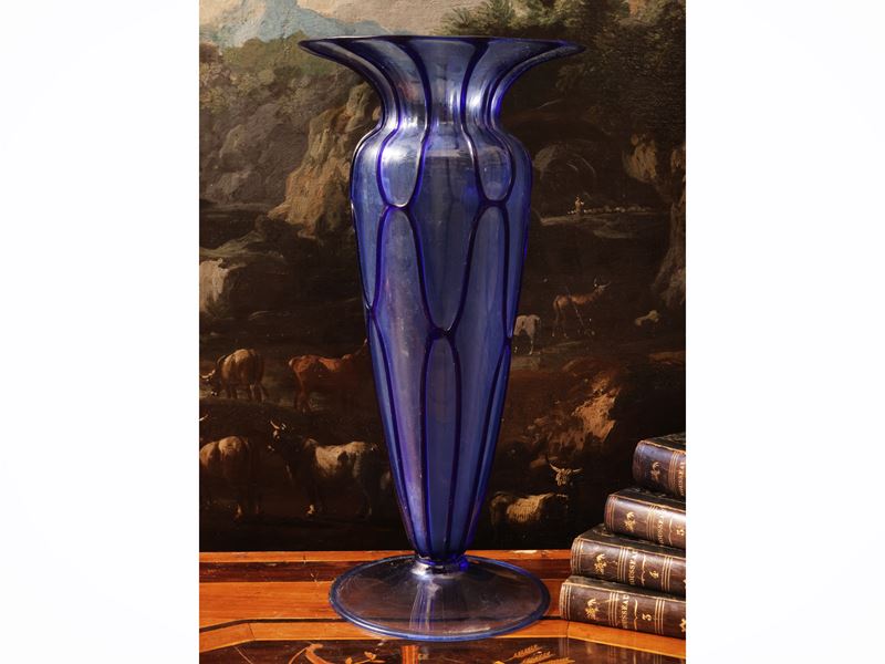 Vaso in vetro soffiato azzurro, Murano, inizio XX secolo