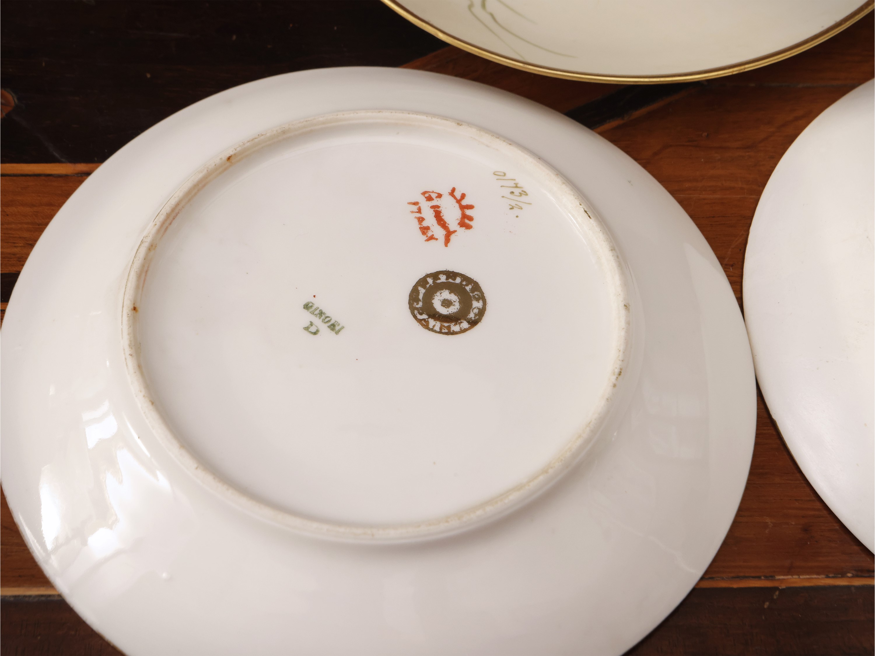 Miscellanea di curiosità, press papier in cristallo inciso e vaso decorato