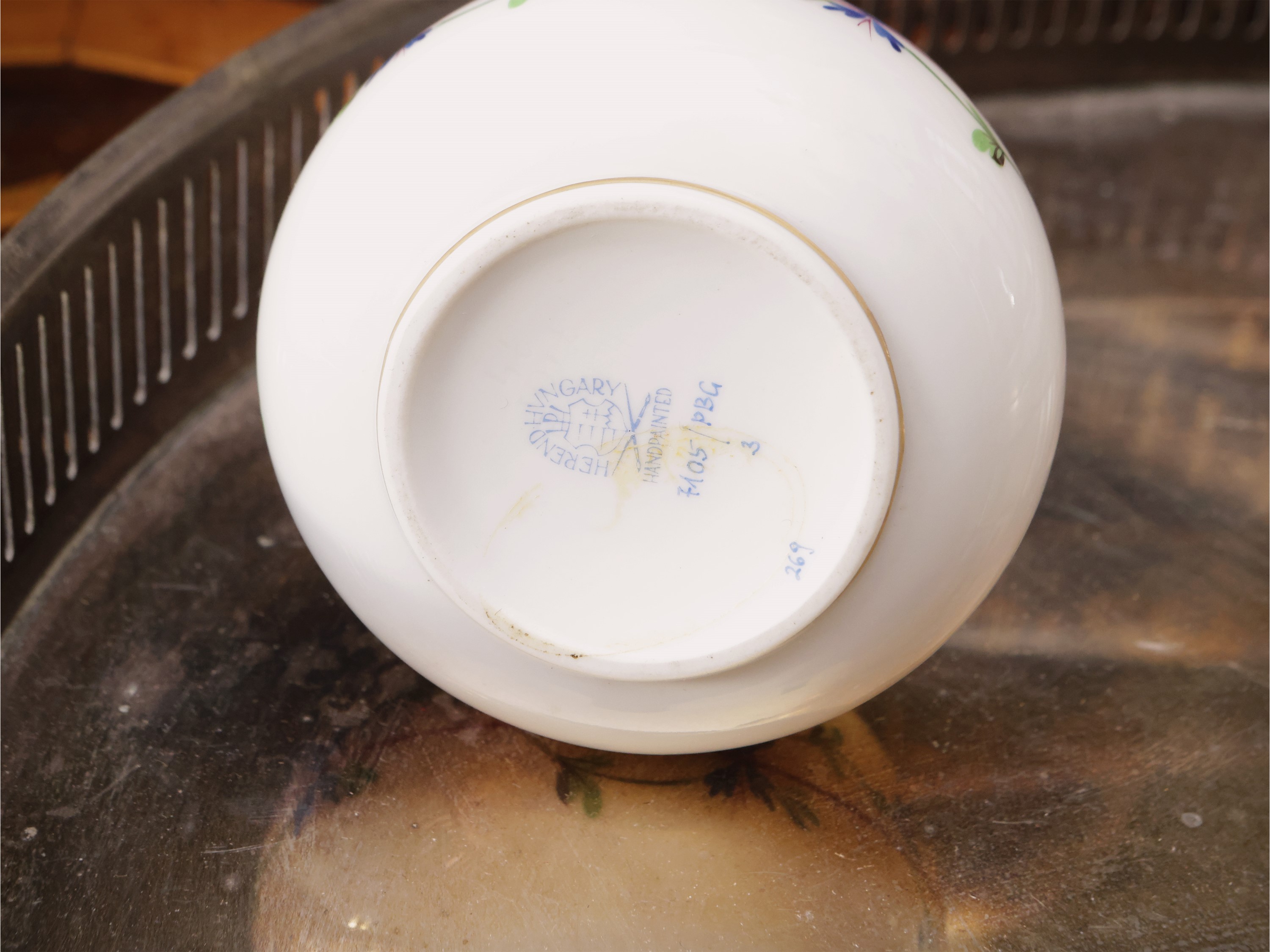Miscellanea di curiosità, press papier in cristallo inciso e vaso decorato