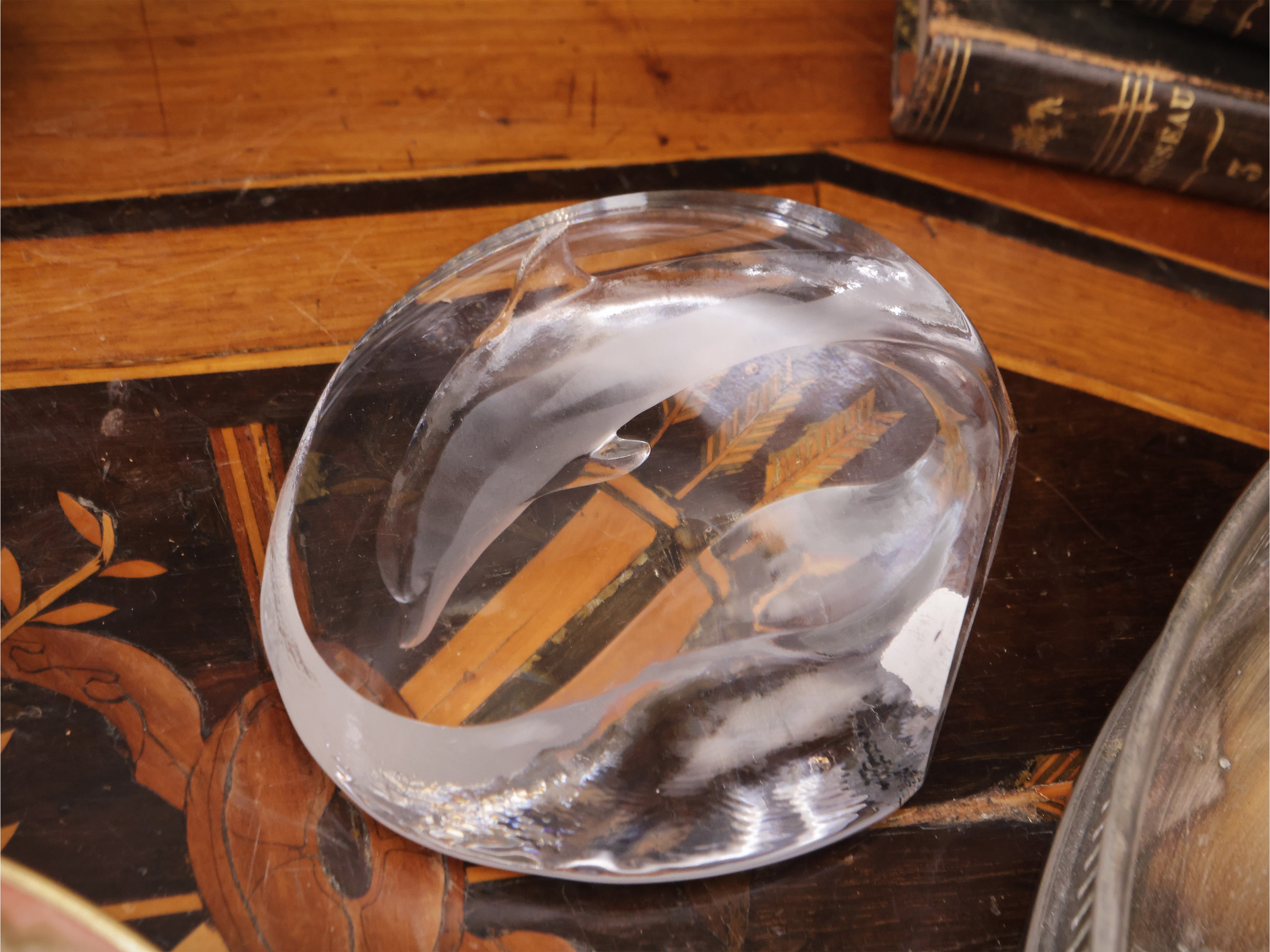 Miscellanea di curiosità, press papier in cristallo inciso e vaso decorato