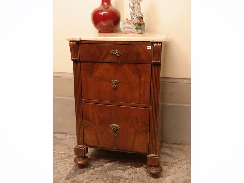 Comodino cassettiera impiallacciato in piuma di mogano