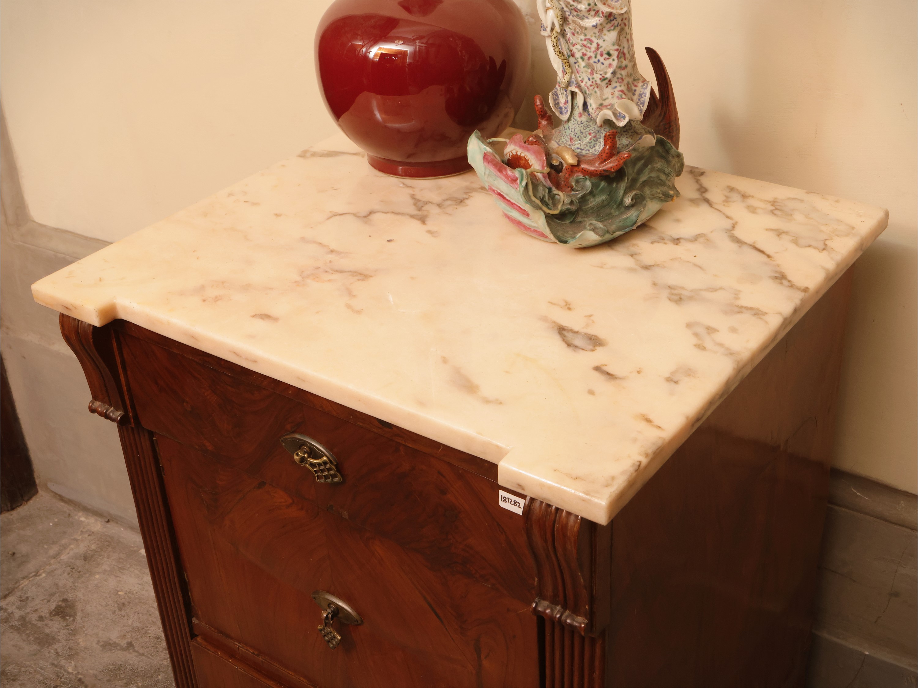 Comodino cassettiera impiallacciato in piuma di mogano