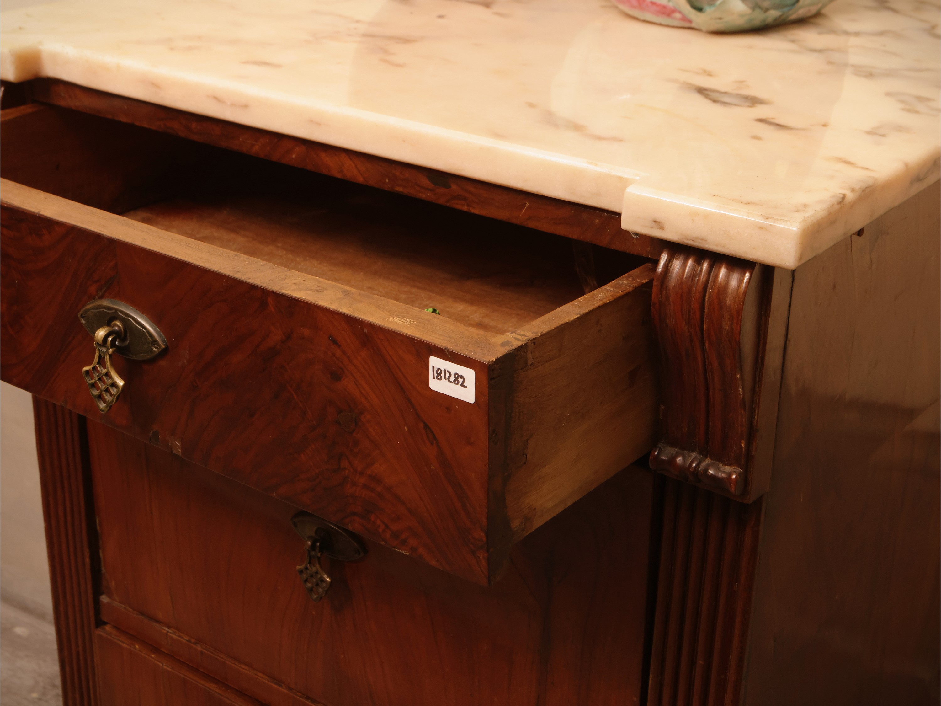 Comodino cassettiera impiallacciato in piuma di mogano