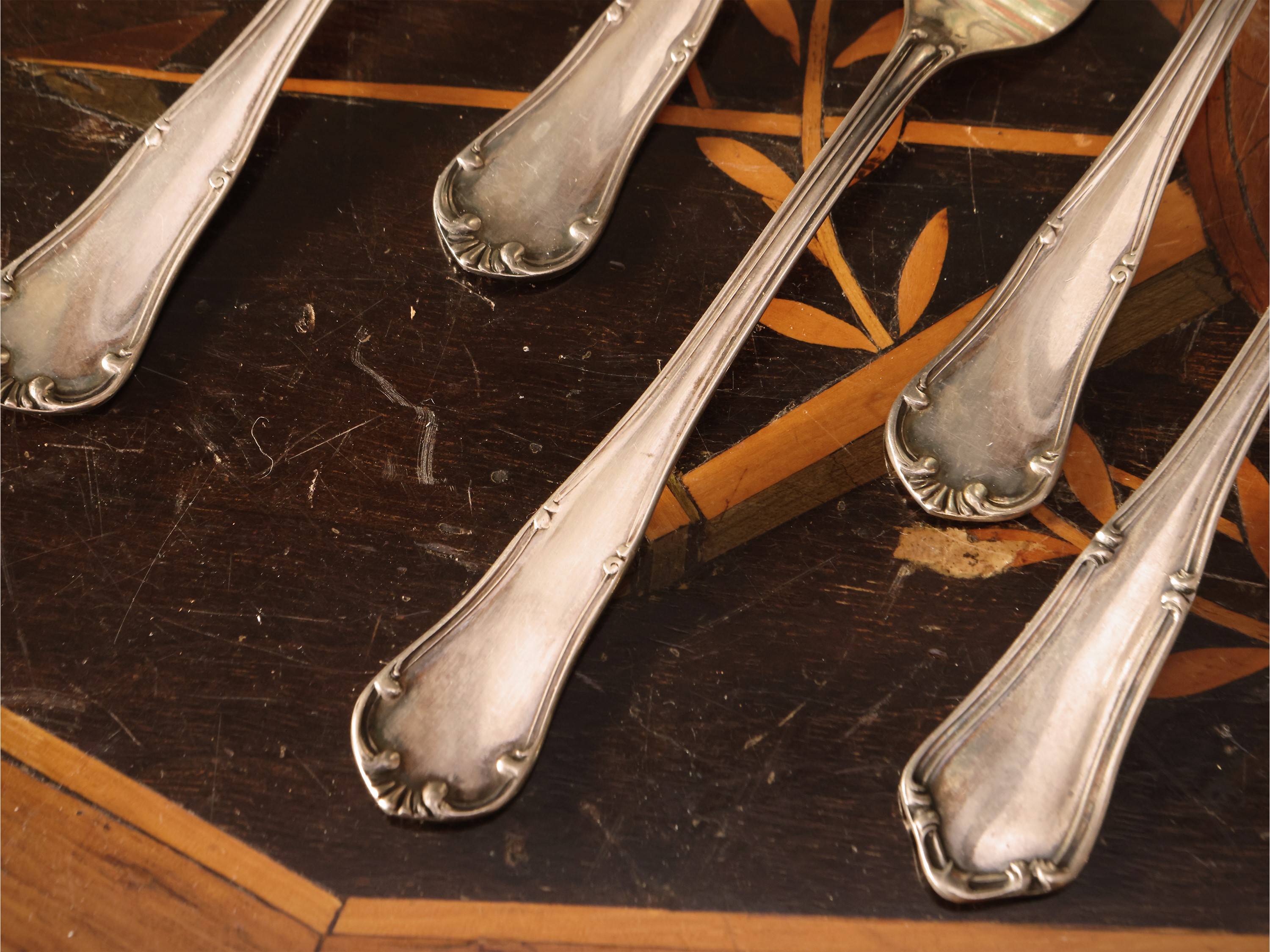 Due set di forchettine da dolce in argento