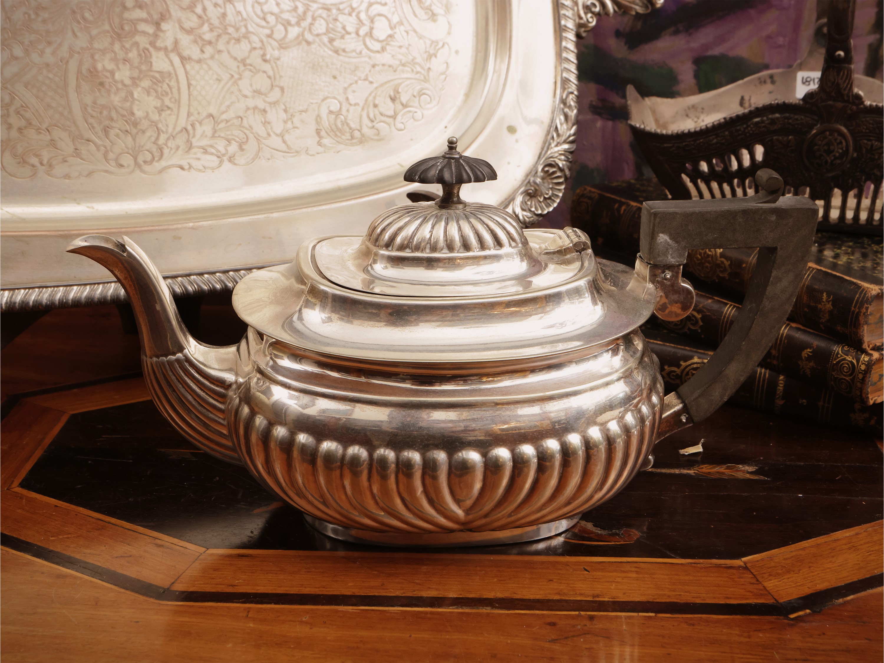 Accessori per la tavola in metallo argentato d'epoca, guantiera, teiera e cestino