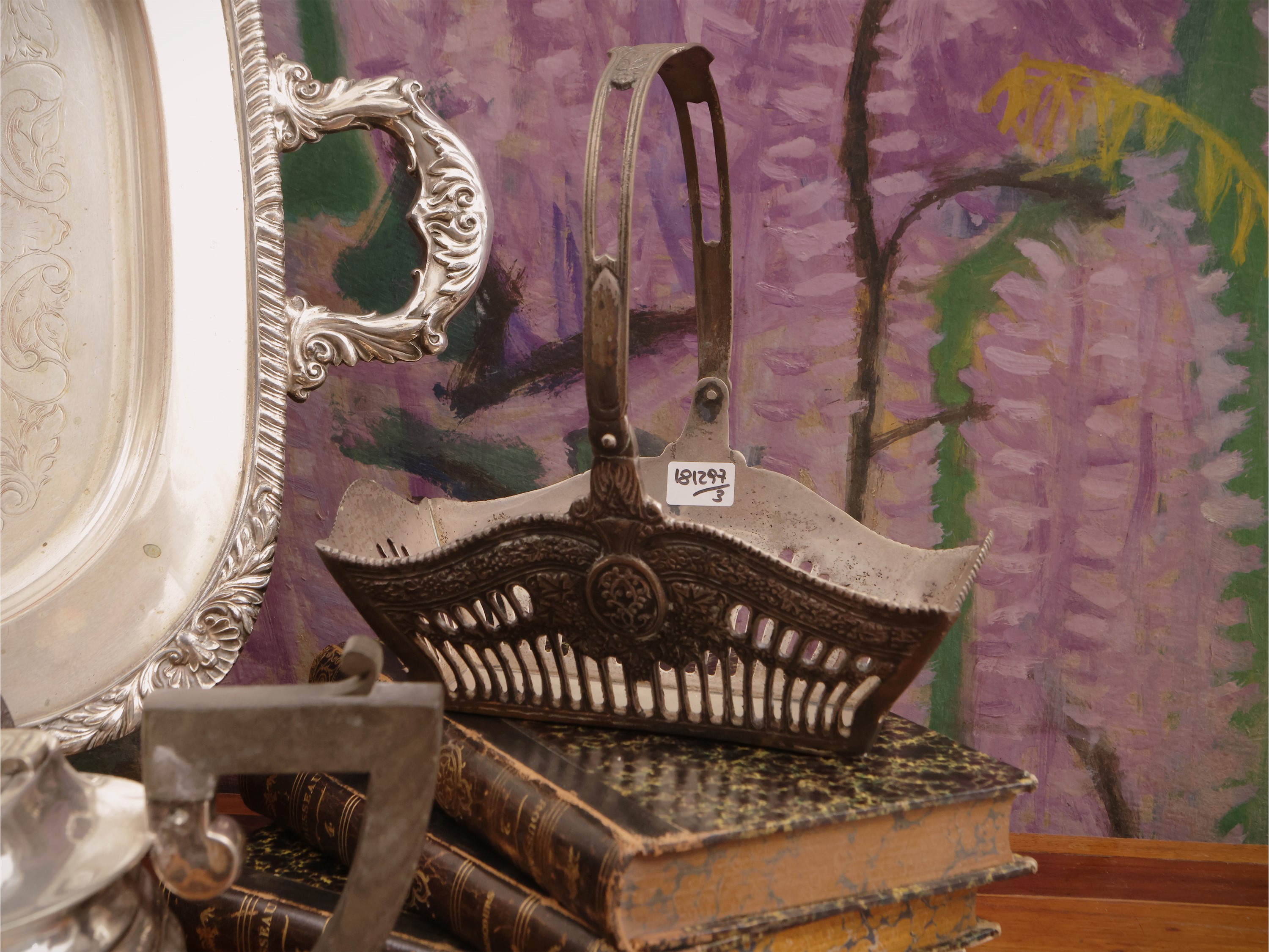 Accessori per la tavola in metallo argentato d'epoca, guantiera, teiera e cestino
